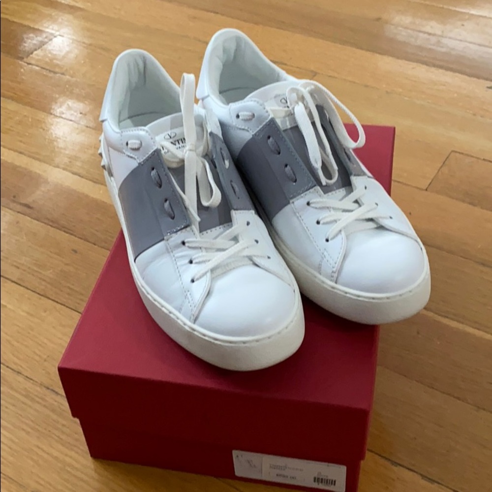 Valentino sneakers. Size 10/40. Like new.